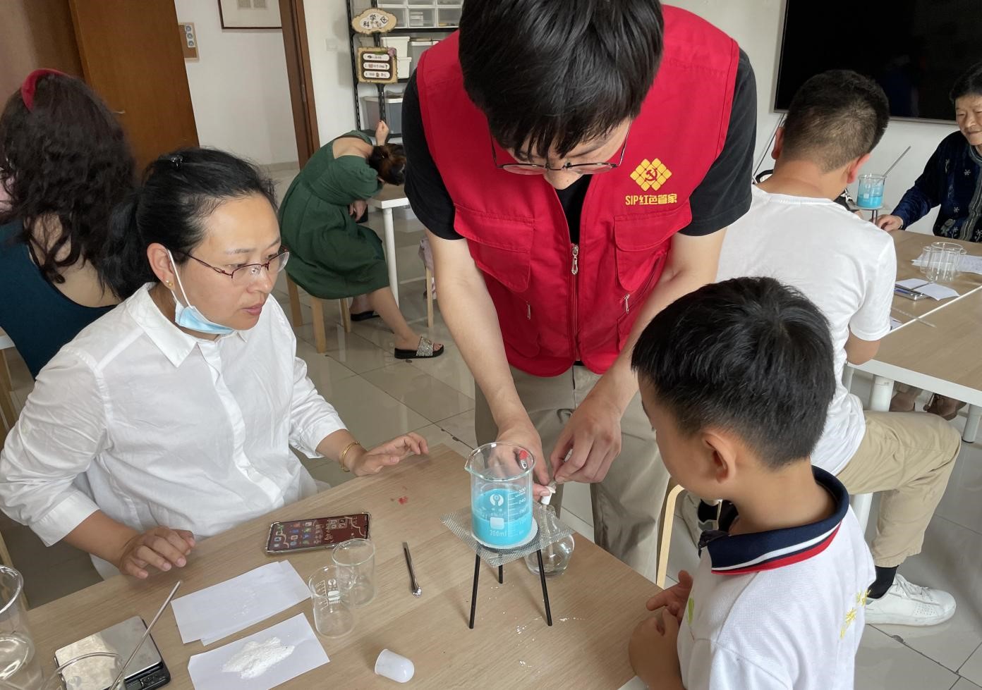 千亿国际制作“紫晶雨”科普青少年